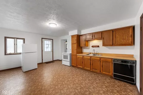 Kitchen - 8566 W Fall Creek Dr, Pendleton, IN 46064 photo 1 of 2
