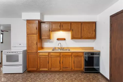 Kitchen - 8566 W Fall Creek Dr, Pendleton, IN 46064 photo 2 of 2