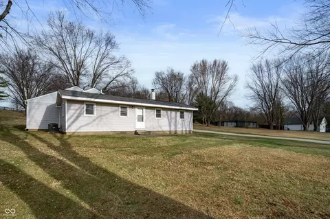 Exterior - 8566 W Fall Creek Dr, Pendleton, IN 46064 photo 2 of 4