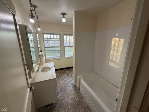 Bath - 714 E Sigler St, Frankton, IN 46044 photo 4 of 4