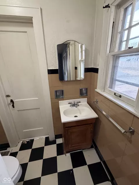 Bath - 714 E Sigler St, Frankton, IN 46044 photo 1 of 4
