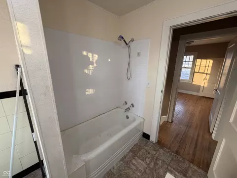 Bath - 714 E Sigler St, Frankton, IN 46044 photo 3 of 4