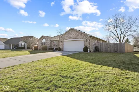 3846 S Redbird Trl, New Palestine, IN 46163