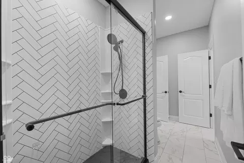 Bath - 6049 W Foster Branch Dr, Pendleton, IN 46064 photo 9 of 10