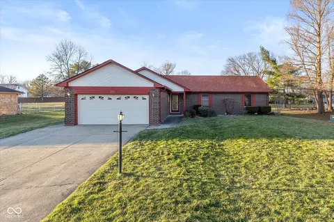 320 Park Forest Dr E, Whiteland, IN 46184