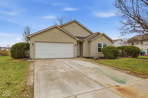 10055 Weeping Cherry Dr, Fishers, IN 46038