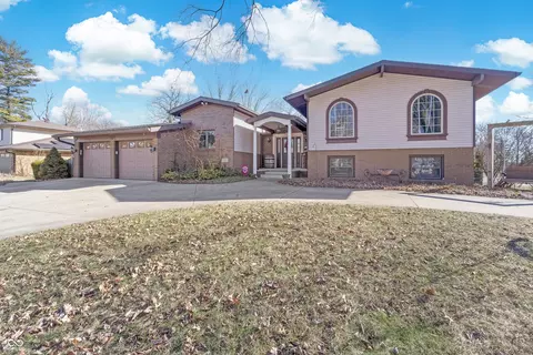 3605 Saddle Dr, Columbus, IN 47203