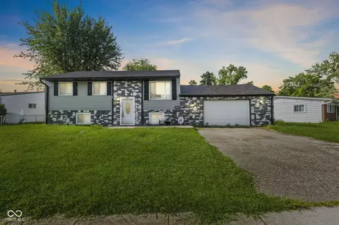 585 Northgate Dr, Greenwood, IN 46143