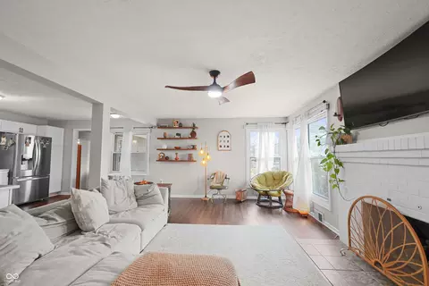Living - 6630 S Cross St, Pendleton, IN 46064 photo 2 of 2
