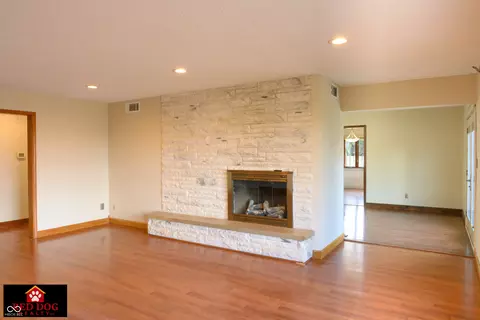 Living - 832 E Davis Dr, Franklin, IN 46131 photo 3 of 5