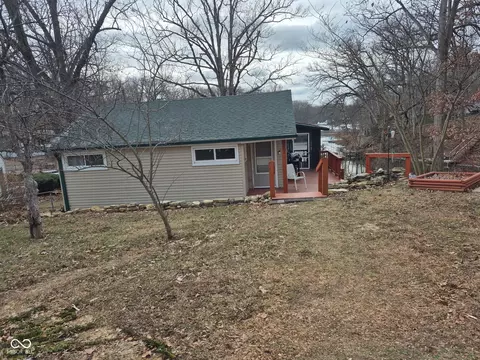 8001 Dyson Dr, Princes Lakes, IN 46164