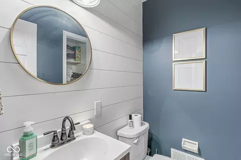 Bath - 621 S Silver St, Pendleton, IN 46064 photo 2 of 2
