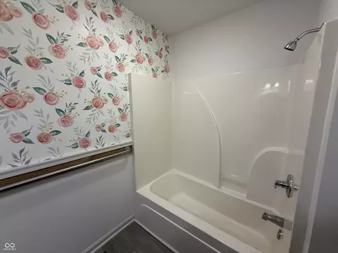 Bath - 5202 E Harvard Ct, Columbus, IN 47203 photo 2 of 4