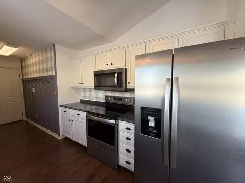Kitchen - 5202 E Harvard Ct, Columbus, IN 47203 photo 3 of 3