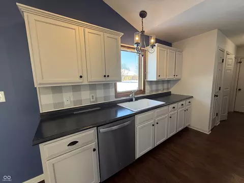 Kitchen - 5202 E Harvard Ct, Columbus, IN 47203 photo 2 of 3