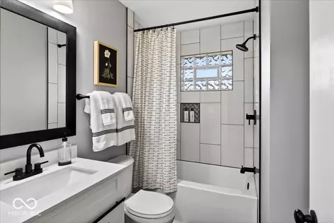 Bath - 1050 E 106th St E, Indianapolis, IN 46280 photo 2 of 3