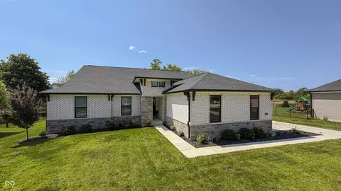110 Saundra Dr, Fortville, IN 46040