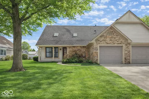215 Black Maple Ct, Greenwood, IN 46143