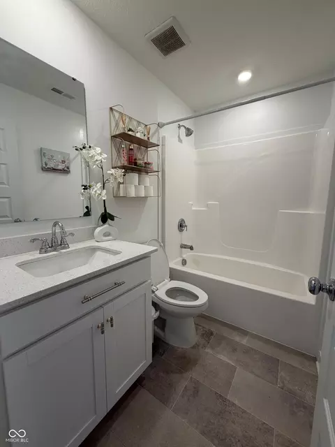 Bath - 8690 Lester Pl, Pendleton, IN 46064 photo 2 of 6