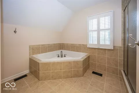 Bath - 11368 Royal Cir, Carmel, IN 46032 photo 3 of 5