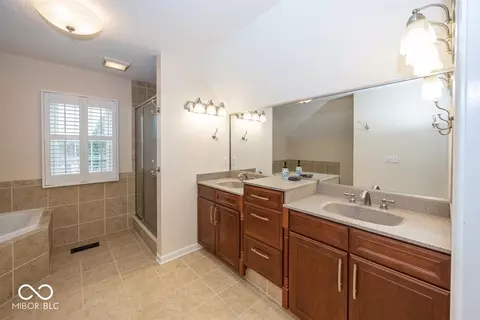 Bath - 11368 Royal Cir, Carmel, IN 46032 photo 2 of 5