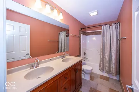 Bath - 11368 Royal Cir, Carmel, IN 46032 photo 4 of 5