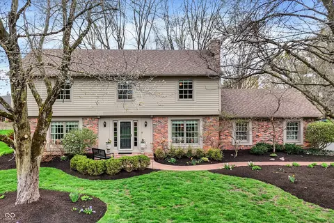 915 Williamsburg Ln, Zionsville, IN 46077