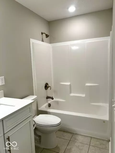 Bath - 11940 Springtide Ln, Fishers, IN 46037 photo 6 of 7