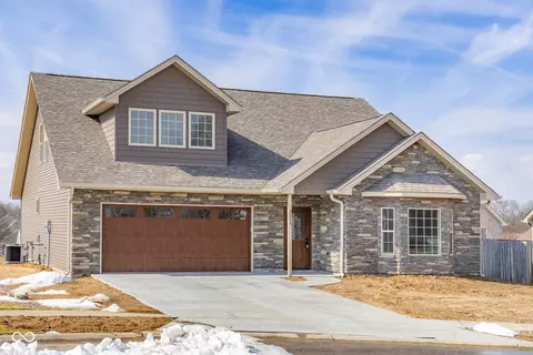 3214 Skyview Ct, Columbus, IN 47203