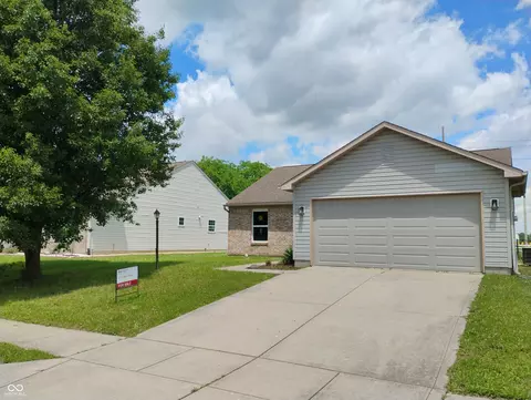 9714 Treyburn Lakes Dr, Indianapolis, IN 46239