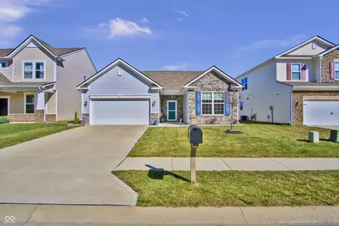 2566 Creek Bank Dr, Columbus, IN 47201