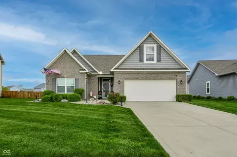 6432 W Waters Edge Ct, Greenfield, IN 46140