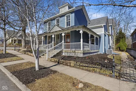 490 W Poplar St, Zionsville, IN 46077