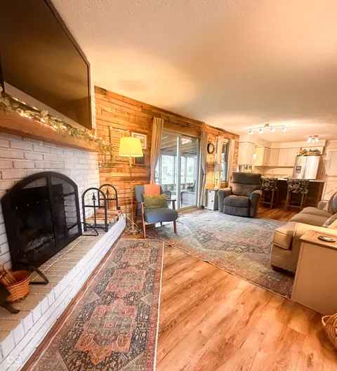 Living - 400 E Water St, Pendleton, IN 46064 photo 3 of 4