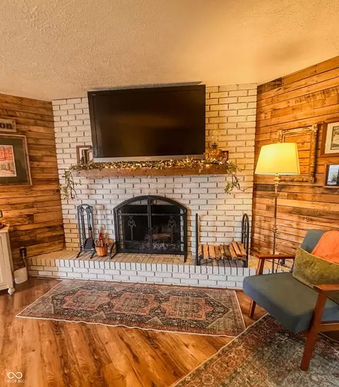 Living - 400 E Water St, Pendleton, IN 46064 photo 1 of 4