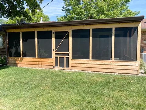 Exterior - 400 E Water St, Pendleton, IN 46064 photo 5 of 8