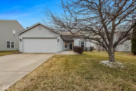 687 Hickory Pine Dr, New Whiteland, IN 46184
