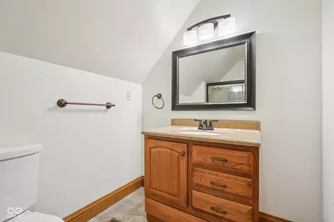 Bath - 3369 Farmbrook Ct, Danville, IN 46122 photo 7 of 10