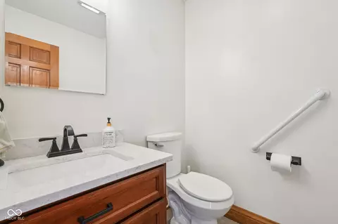 Bath - 3369 Farmbrook Ct, Danville, IN 46122 photo 5 of 10