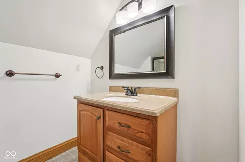 Bath - 3369 Farmbrook Ct, Danville, IN 46122 photo 9 of 10