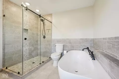 Bath - 3369 Farmbrook Ct, Danville, IN 46122 photo 3 of 10