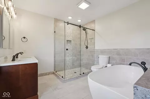 Bath - 3369 Farmbrook Ct, Danville, IN 46122 photo 1 of 10