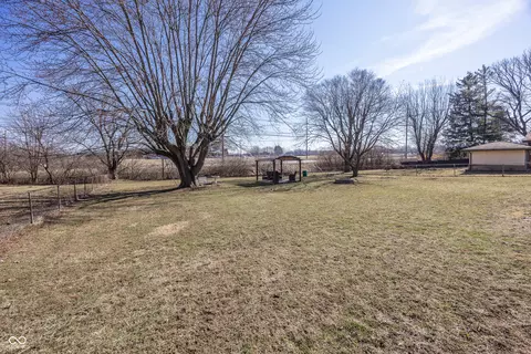 Exterior - 926 E Post Rd, Anderson, IN 46012 photo 8 of 10