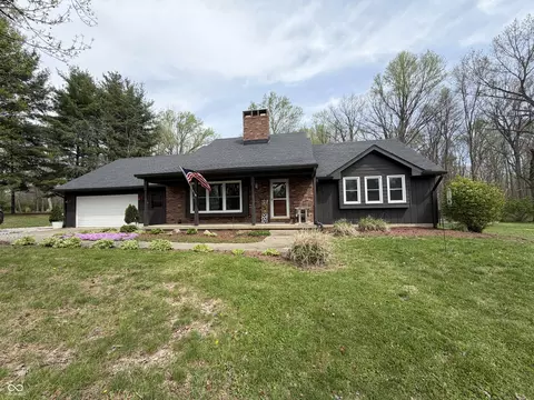 825 W Krislynn Woods Ave, West Terre Haute, IN 47885