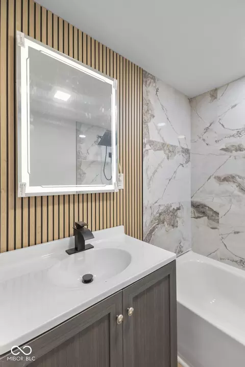 Bath - 4533 Gordon Dr, Plainfield, IN 46168 photo 5 of 6