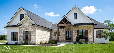 150 Lakeside Dr, Pittsboro, IN 46167