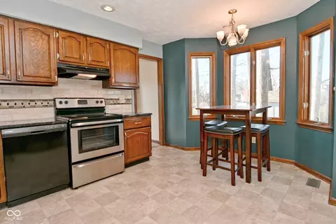 Kitchen - 537 Wayside Ct, Plainfield, IN 46168 photo 5 of 5