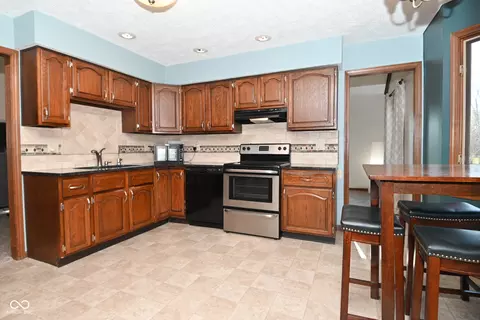 Kitchen - 537 Wayside Ct, Plainfield, IN 46168 photo 1 of 5