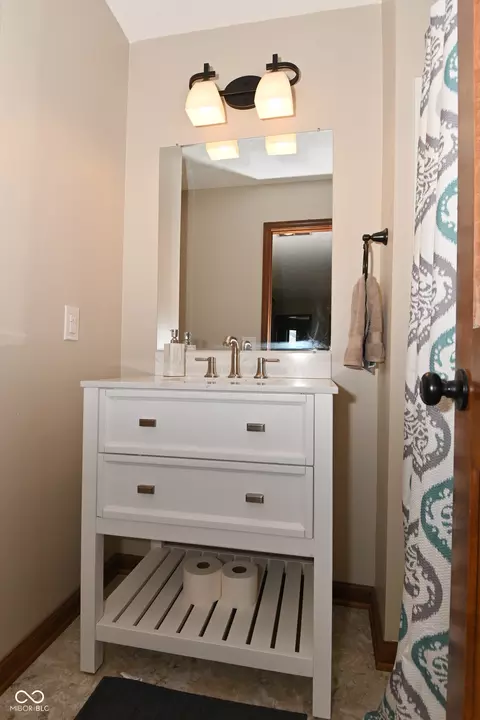 Bath - 537 Wayside Ct, Plainfield, IN 46168 photo 5 of 7