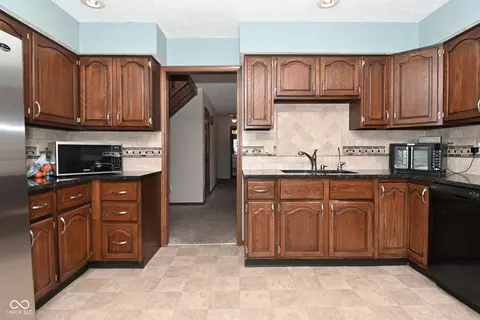 Kitchen - 537 Wayside Ct, Plainfield, IN 46168 photo 3 of 5